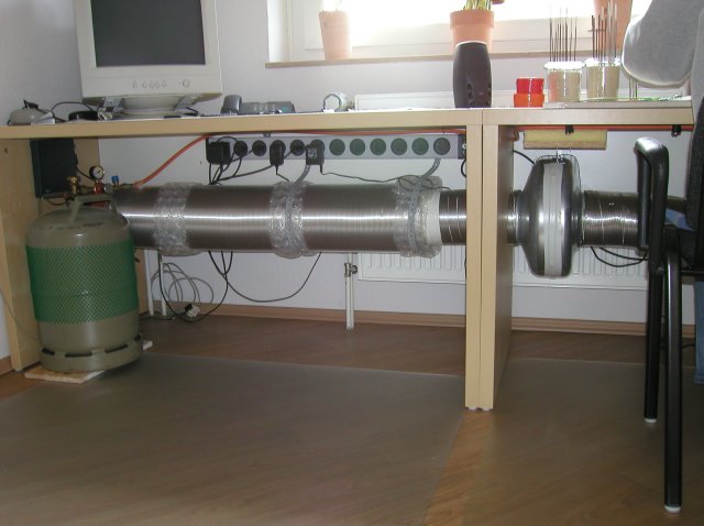 So sieht es unter den IKEA Schreibtischen aus.JPG