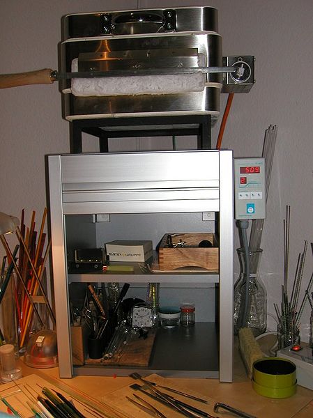 Datei:Jalousieschrank mit Ofen und Steuerungen.JPG